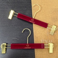 Logo personnalisé pour les cintres à vêtements. Cintres à vêtements en velours rouge luxueux, personnalisés. Convient aux hôtels, aux magasins de mariage, etc.