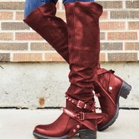 Bottes hautes noires déchirées pour femmes avec rivets et boucles, talon carré bas, style western biker, chaussures décontractées