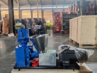 La ferme utilise une machine à granulés artisanale à petite échelle pour les granulés d'aliments pour volailles et bétail, qui est utilisée