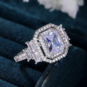 Anello con Cristalli Pavé per Donne, Elegante Accessorio Moda per Uso Quotidiano e Feste - Product Image 3