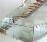 Balustrade en verre Reilbu avec fixation par goujon pour piscine extérieure et escalier intérieur