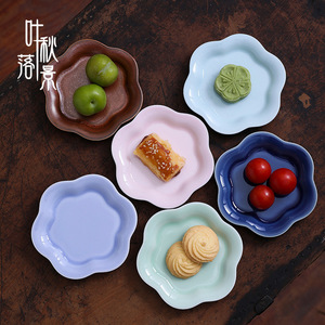 Plato pequeño de cerámica estilo chino con forma de flor para aperitivos y pasteles, exhibición para bodas, hecho en Dehua. - Product Image 1