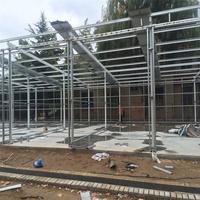 Chambre froide/Freezer modulaire en panneaux sandwich PU pour stockage de fruits et légumes, avec structure en acier et porte.