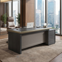 Bureau de direction moderne avec système de gestion des câbles, plateau spacieux, base robuste pour postes de travail de direction d'entreprise