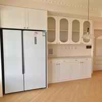 Réfrigérateur à encastrer ultra-plat, meuble buffet intégré, plan de travail résistant à l'eau, configuration personnalisée pour les petits foyers européens