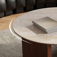 Table basse ronde de luxe avec plateau en travertin fritté et base en bois pour la décoration intérieure haut de gamme