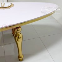Meubles d'extérieur de luxe sur mesure, chaises en acier inoxydable, tables et chaises de mariage blanches brillantes dorées pour événements