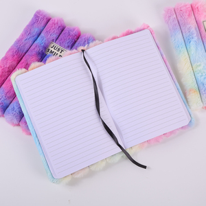 Quaderno con copertina in peluche con righe orizzontali e carta di alta qualità per una scrittura fluida e senza sbavature, adatto come regalo scolastico - Product Image 2