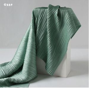 ผ้าไหมซาตินย้อมลายทางแบบยืดได้ ผลิตตามสั่งจาก Issey Miyake สำหรับทำกางเกงและชุดเดรส - Product Image 3