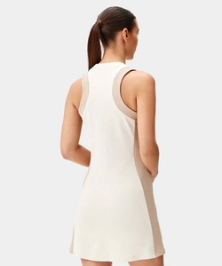 Robe de golf blanche à logo personnalisé pour femmes, ensemble de jupes de tennis et de sport à séchage rapide, coupe ajustée, de style athlétique avec logo plissé à l'avant - Product Image 3