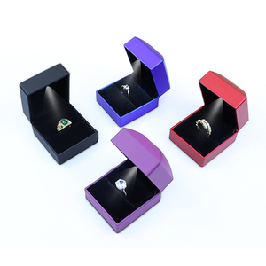 Jinsky OEM Biểu Tượng Tùy Chỉnh Ánh Sáng Hộp Nhẫn Trang Sức Lưu Trữ Hiển Thị Trường Hợp Hộp Đồ Trang Sức Với <span class=keywords><strong>LED</strong></span> Cho Vòng Vòng Đeo Tay - Product Image 3