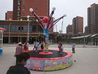 Trampoline Électrique Rotatif pour Enfants avec Barrières de Sécurité – Prix du Bungee Jumping Extérieur