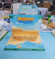 Boîte de présentation promotionnelle de comptoir de pharmacie en PVC moderne personnalisée pour les produits de soin de la peau pour bébés, design en chevron pour les magasins