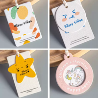 Étiquettes suspendues pour vêtements en papier épais recyclé, personnalisées avec logo en relief, impression CMYK/Pantone, étiquettes carrées blanches, vente en gros