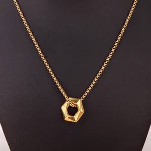 Colliers minimalistes hexagonaux en acier inoxydable plaqué or 18 carats, bijoux tendance, collier avec pendentif hexagonal géométrique pour femmes - Product Image 3