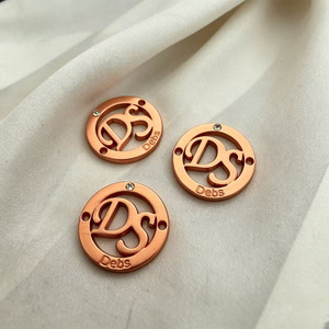 Étiquettes métalliques rondes pour vêtements avec logo DS en relief et bord découpé au laser pour accessoires vestimentaires, étiquette métallique de marque pour hijab. - Product Image 4