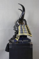 Réplique de casque de samouraï avec crête dorée en forme de flamme, coque métallique avec visière, taille adulte, pour fêtes à thème et spectacles