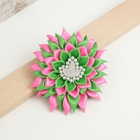 Broche en tissu satiné rose et vert avec fleur, centre en strass et perles, faite à la main, pour sororité grecque, épinglette personnalisée, vente en gros