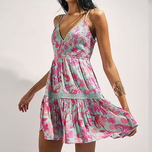 Diseña tu propio vestido halter sin mangas con cuello en V y volantes florales, vestido de playa corto de viscosa personalizado OEM - Product Image 2