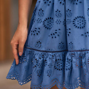 Robe mini en coton 100% personnalisée, conçue par le fabricant, bleu plage, col en V, découpe, taille cintrée, broderie. - Product Image 5