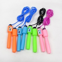 Corde à sauter d'exercice de base avec logo personnalisé avec poignée en plastique de comptoir offrant un design unique pour une expérience de fitness optimale