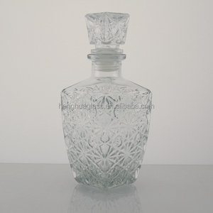 Botellas de Licor Cuadradas de Vidrio Transparente con Relieve Vintage, Más Vendidas, de 400 ml y 700 ml para Whisky, Vino, Licores y Ginebra con Tapón de Vidrio - Product Image 1