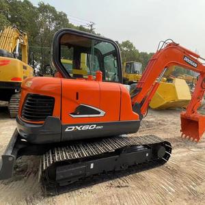 Mini-excavatrice sur chenilles DOOSAN DX60 d'occasion, 6 tonnes, origine Corée, faible nombre d'heures de travail, pelle hydraulique, modèle 2020 - Product Image 4