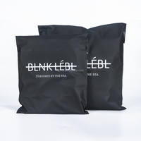 Sacs d'emballage en plastique enveloppe en poly noire mate givrée en cpe imprimée personnalisée avec logo pour vêtements et sacs d'emballage de vêtement