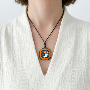 Collar con Icono Católico de Jesucristo, Regalo de Pascua, Marco de Cuero Cosido de Alta Calidad, Arte en Miniatura, Obsequio Cristiano de Pascua - Product Image 4