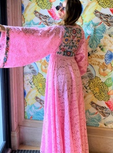 Kimono long ample pour femme, luxueux et de qualité supérieure, en tissu de dentelle rose avec corsage orné d'appliques florales bohèmes - Product Image 3