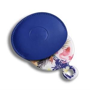 กระจกพกพาแบบมีหูจับ สกรีนโลโก้ได้ รุ่นขายดี สีแดงสไตล์เรโทร สำหรับเดินทาง - Product Image 1