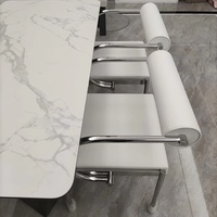 Chaise de salle à manger vintage minimaliste mobile avec revêtement en cuir et structure en acier inoxydable pour bureau et salon
