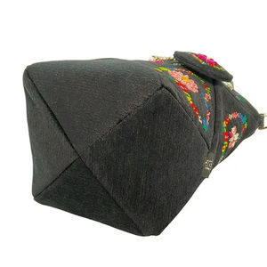 กระเป๋าสะพายไหล่สไตล์ชาติพันธุ์ลำลองสำหรับผู้หญิง ทำจากหนัง ตกแต่งด้วยลายดอกไม้สีสันสดใส ประดับด้วยอัญมณี ดีไซน์เย็บปักถักร้อย พร้อมซิปเปิด-ปิด - Product Image 3