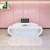 Bureau d'accueil moderne incurvé en laque irrégulière avec tiroirs de rangement pour salon de beauté, salon de coiffure et hall de manucure