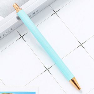 Bolígrafos Personalizados de Oro con Tinta Negra Duradera, Escritura Suave, Diseño de Plástico Atractivo, Impresión en Serigrafía, Listos para Regalo para Hombres y Mujeres - Product Image 4