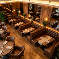 Ensemble de banquettes Chesterfield de luxe pour restaurant, canapé capitonné en cuir, table en bois et chaises