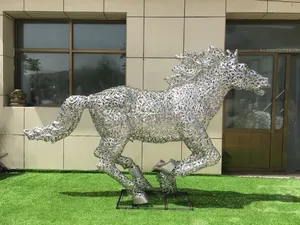 Sculpture d'art en fer forgé sur mesure, abstraite, en treillis métallique ajouré, représentant des animaux (Escargot, Cheval, Papillon, Fourmi), pour l'aménagement paysager extérieur - Product Image 3