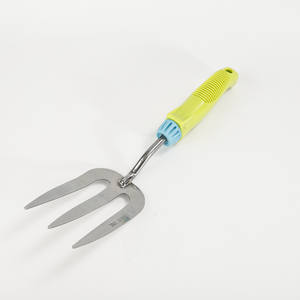 Fourche de jardin verte en acier inoxydable à 3 dents, poignée antidérapante pour le jardinage, le desserrage du sol et l'entretien des plantes - Product Image 1