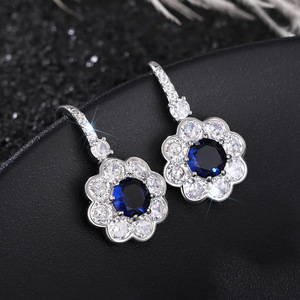 Orecchini Pendenti Floreali Stile Palazzo, Gioielli Eleganti da Donna con Design a Fiore - Product Image 5