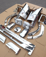 Kit de pièces de carrosserie chromées pour camion Isuzu NPR, comprenant les caches de phares, les garnitures de roue, la calandre et les coques de rétroviseurs.