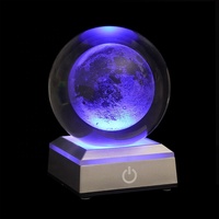Gravure laser RVB Lampe à LED 3D Boule de Cristal Lampes de Lune Lumière LED Boule de Cristal Veilleuse avec Boîtier de Batterie AAA