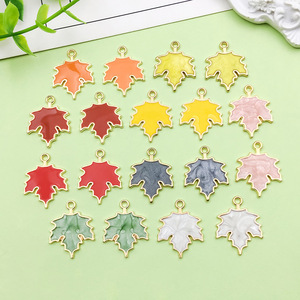 Abalorio de aleación con hoja de arce simulada multicolor para pendientes, pulseras, collares y accesorios DIY - Product Image 1