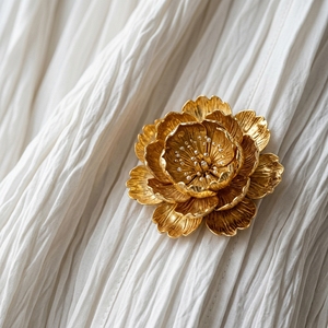 Robe de mariée sirène blanche ivoire à col halter pour <span class=keywords><strong>femme</strong></span>, élégante, texturée ondulée, avec broche dorée, moulante, longueur ras du sol - Product Image 3