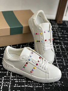 Zapatillas Deportivas Casuales de Cuero Blanco con Detalles de Remaches Plateados, Zapatos de Plataforma con Cordones para Hombre y Mujer - Product Image 2