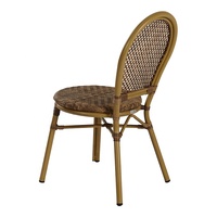 de salle à manger brun français moderne en aluminium et osier pour patio, chaises de bistrot en rotin pour café et jardin.