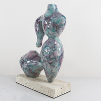 Sculpture d'antilope abstraite moderne de luxe en résine marbrée artisanale, rehausse le charme de l'espace, pour présentoir de boutique Tuohuangniu