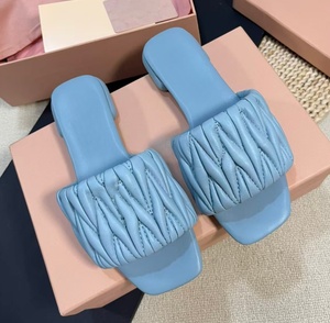 Sandalias de cuña de piel de oveja plisadas informales de verano para mujer, con logo metálico y punta cuadrada, versátiles para usar al aire libre, ideales para la playa - Product Image 4