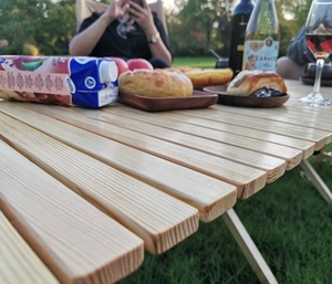 Klaar Om <span class=keywords><strong>Outdoor</strong></span> Grenen Hout Opvouwbare Picknick Tafel Ei Roll Tafel Houten Draagbare Camping Tafel Met 4 Stoelen Sets