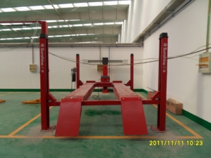 Pont élévateur automobile à profil bas à quatre poteaux, entraînement électrique, hydraulique à quatre vérins, capacité 5T, pour alignement de véhicules - Product Image 3