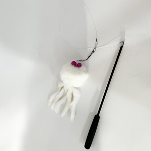 Varita de Juguete para Gatos con Pelo Natural de Conejo y Mango Telescópico Súper Largo, Perfecta para Jugar Interactivamente a Distancia con tu Amigo Felino - Product Image 4